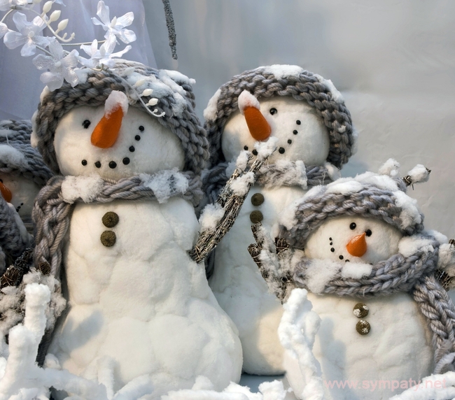 1 января - прекрасное время для прогулок, игры в снежки и фотосессии со снеговиками