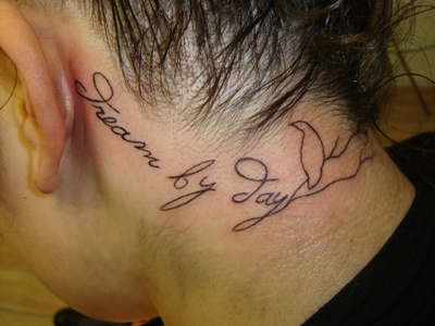 татуировка-надпись на шее