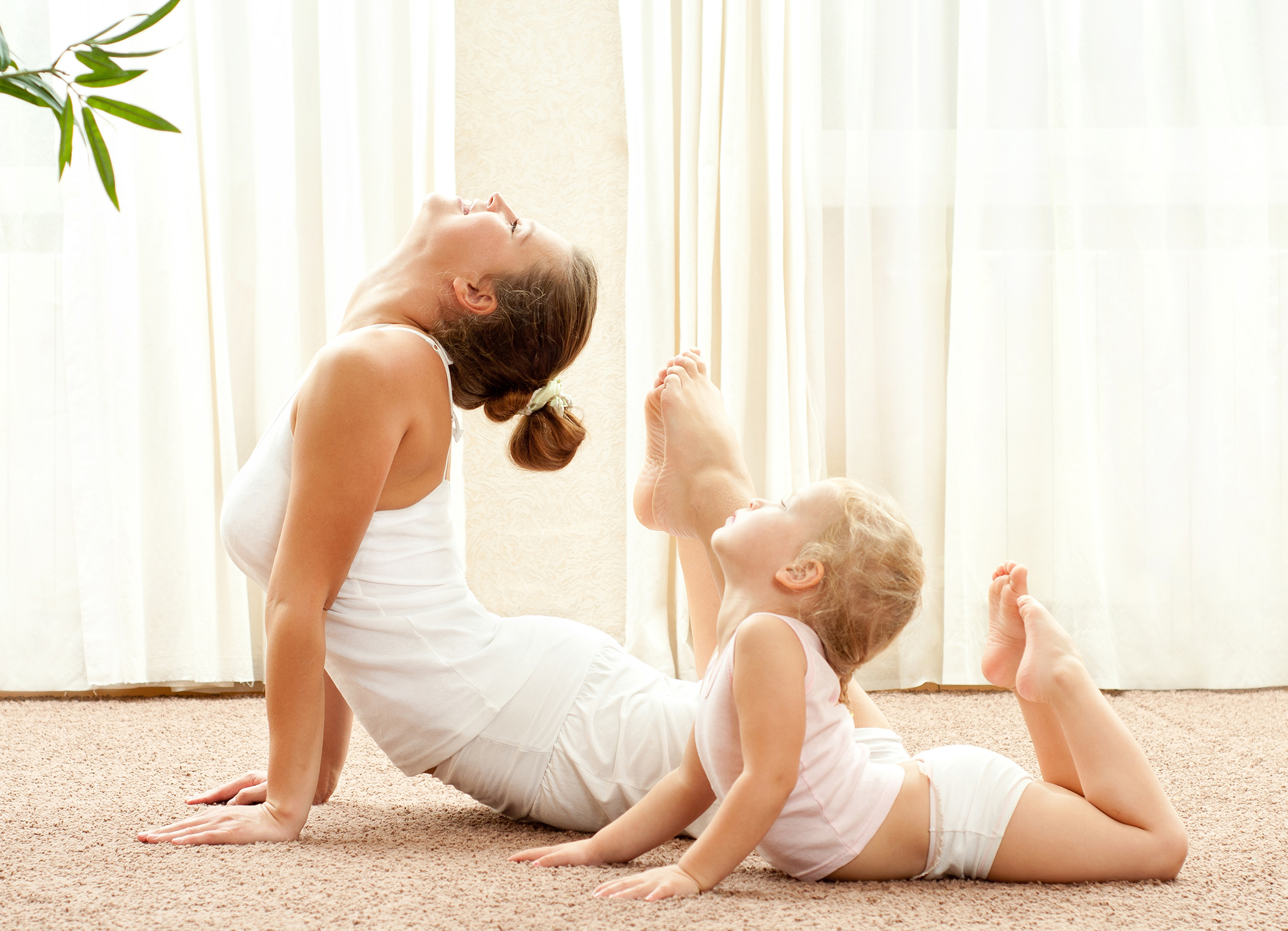 Mother daughter massage. Малыш и мама. Йога мама и ребенок. Мама занимается с малышом. Пример для подражания.