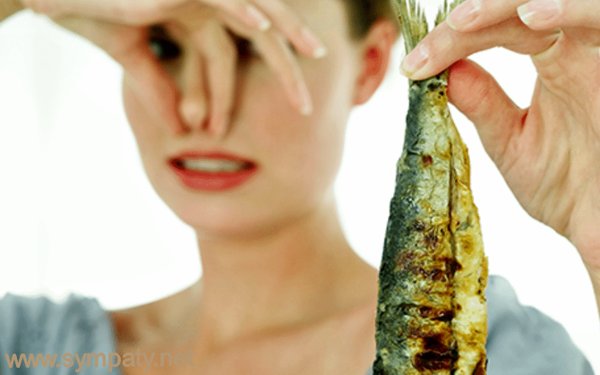 Почему рыбный запах держится на коже рук?